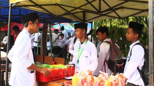 Santri Al-Fathimiyah sedang berjualan di stand Bazar santri