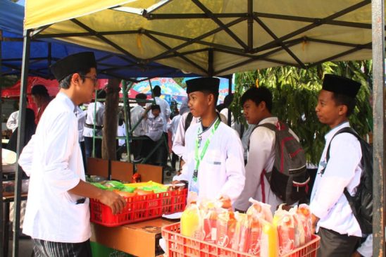 Santri Al-Fathimiyah sedang berjualan di stand Bazar santri