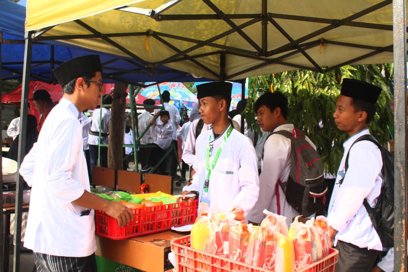 Santri Al-Fathimiyah sedang berjualan di stand Bazar santri